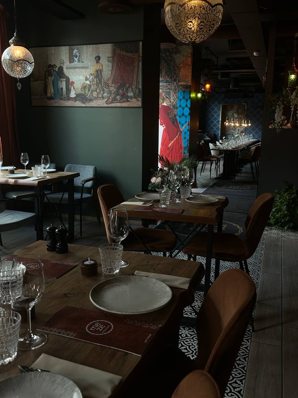 Stemningsfull restaurantopplevelse hos Meze Restaurant