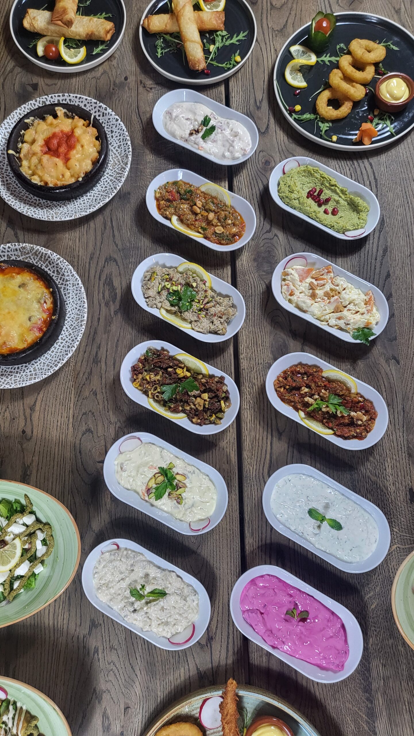 Meze-retter servert på bordet