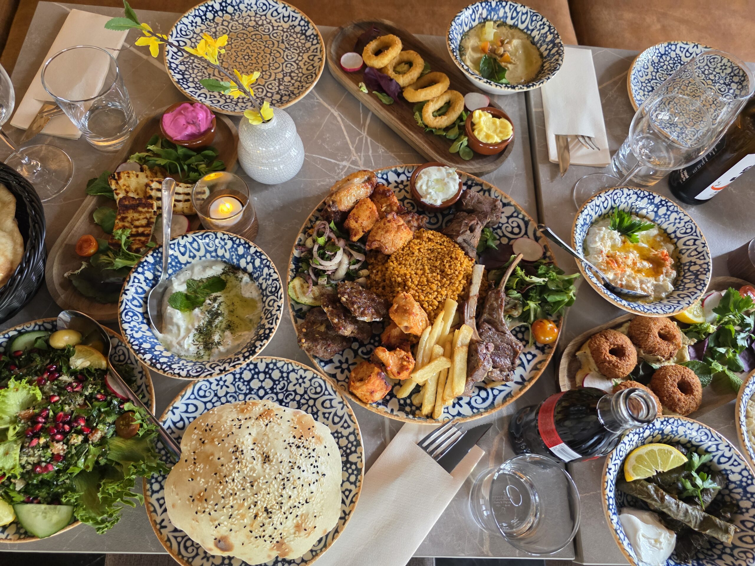 Meze-retter servert på bordet